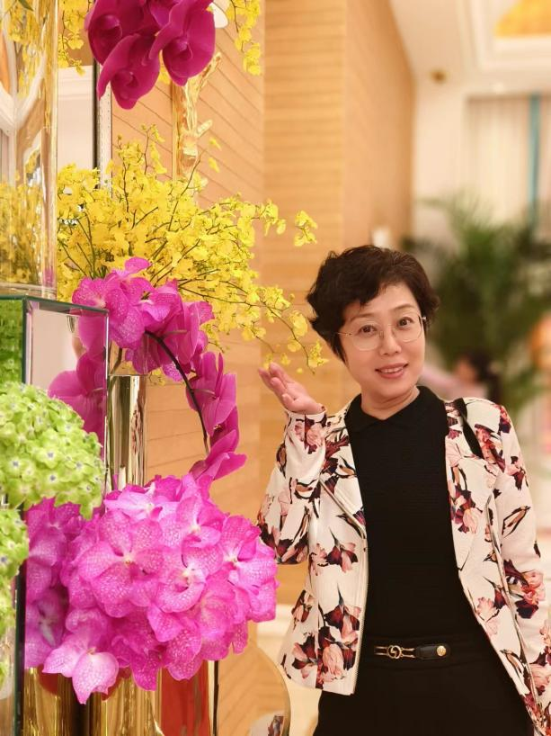 张彩霞 党总支书记、副经理